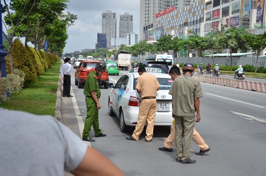  Hiện trường vụ taxi chở du khách nước ngoài bị tai nạn. (Ảnh: M.H) 