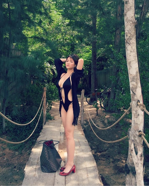 thuy-top-khoe-3-vong-boc-lua-khi-di-du-lich-1