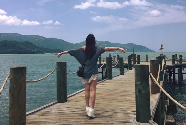 thuy-top-khoe-3-vong-boc-lua-khi-di-du-lich-8
