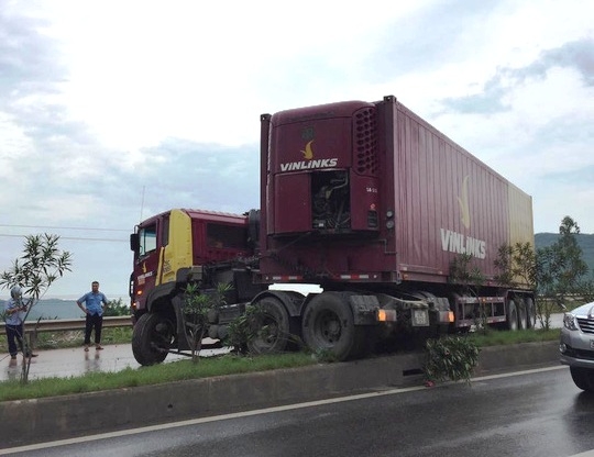  Chiếc xe container leo lên dải phân cách, chắn ngang quốc lộ 1A 
