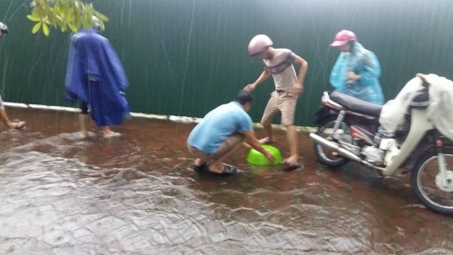 Bão số 3 quần thảo, người Hà Nội đổ xô ra đường bắt cá - Ảnh 4