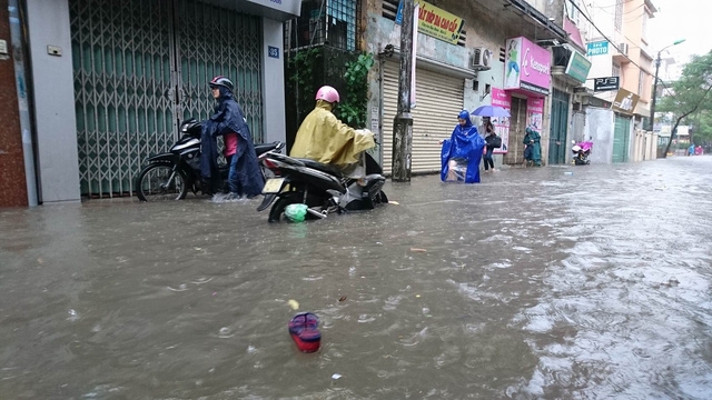  Đường Nguyễn Trãi có cốt khá cao, nhưng vẫn bị ngập sau trận mưa chiều nay 
