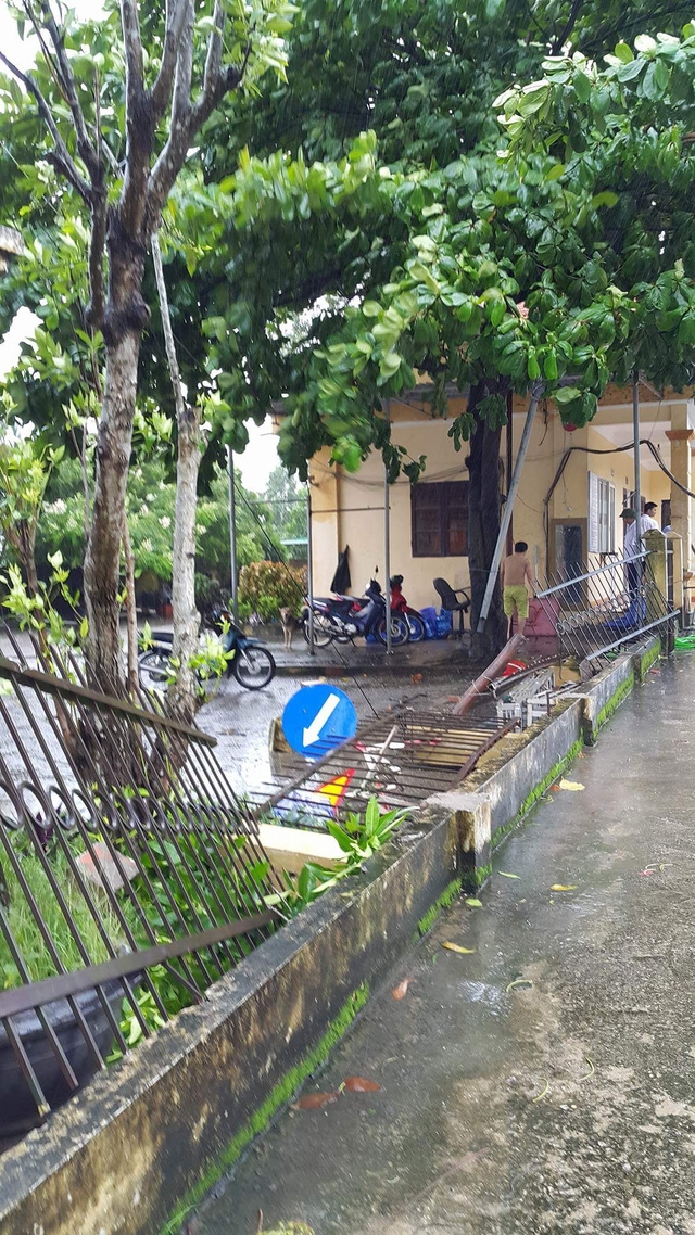  Tường rào cùng một số biển báo của Trạm Kiểm tra tải trọng xe Đại Yên, Quảng Ninh bị gió quật đổ lúc 11h trưa nay. 