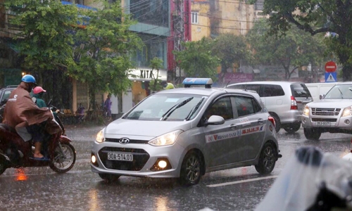 taxi-ha-noi-dat-gap-ba-van-chay-hang-ngay-mua-bao