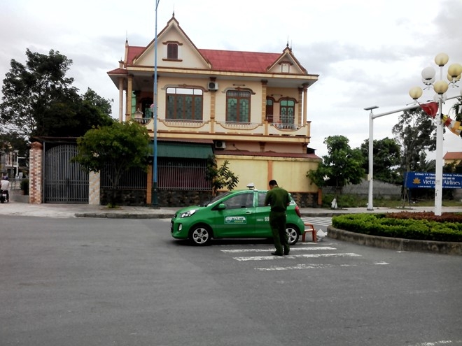 Ten trom taxi vut xe cach hien truong 50 km hinh anh 1