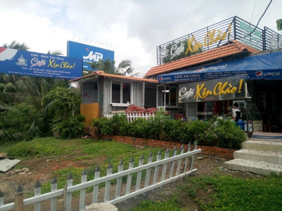 Khúc container (góc trái) mà chủ quán Xin Chào thuê xe chở đến đặt trên đất làm nơi chứa nồi niêu, ly tách