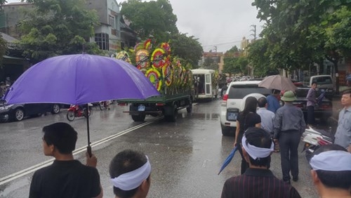 Hàng ngàn người đội mưa đưa tiễn Bí thư Tỉnh ủy Yên Bái - ảnh 1
