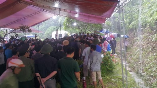 Hàng ngàn người đội mưa đưa tiễn Bí thư Tỉnh ủy Yên Bái - ảnh 2