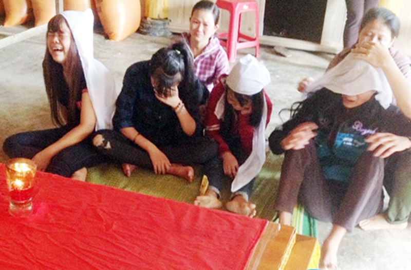 Thân nhân đau đớn trước tai nạn cướp đi mạng sống của anh Hòa (ảnh: Đức Quyền)