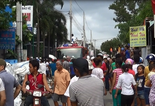 khoi-doc-tu-dam-chay-khien-hang-tram-nguoi-nhao-nhao-1