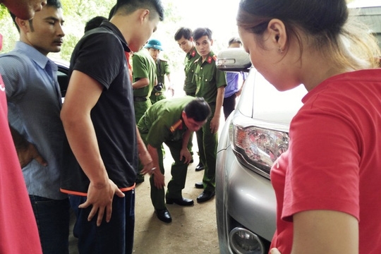  Công an và lực lượng chức năng khám nghiệm, điều tra tại hiện trường 
