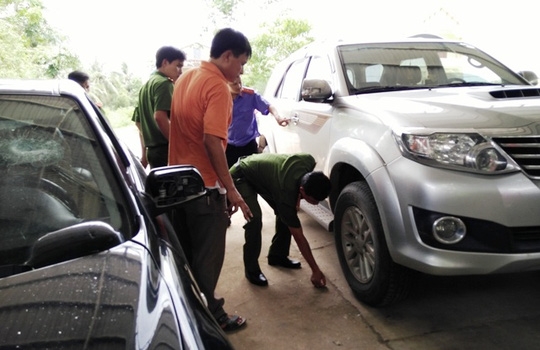  Công an đang khám nghiệm hiện trường nơi đối tượng nổ súng vào xe ô tô 