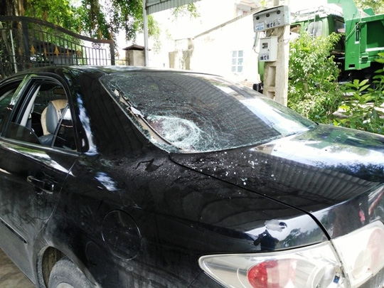  Xe ô tô bị đập nát kính, chém vào gương và thân xe 