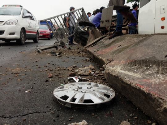  Cảnh ngổn ngang tại hiện trường sau vụ va chạm giữa 2 ô tô - Ảnh: G.Minh 