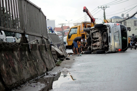  Xe cứu hộ được huy động đến giải tỏa hiện trường - Ảnh: Quốc Chiến 