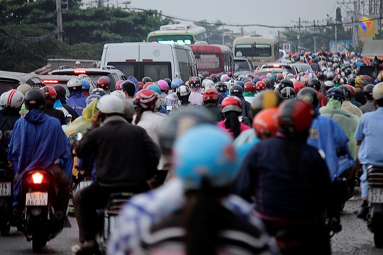  Cảnh kẹt xe nghiêm trọng trên Quốc lộ 13 sau vụ tai nạn - Ảnh: Quốc Chiến 