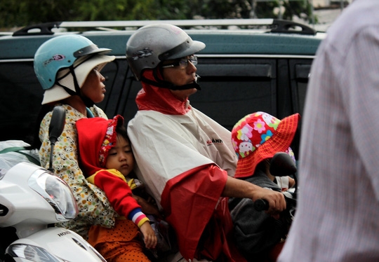  Cảnh mỏi mệt vì phải nhích từng chút để di chuyển do kẹt xe - Ảnh: Quốc Chiến 