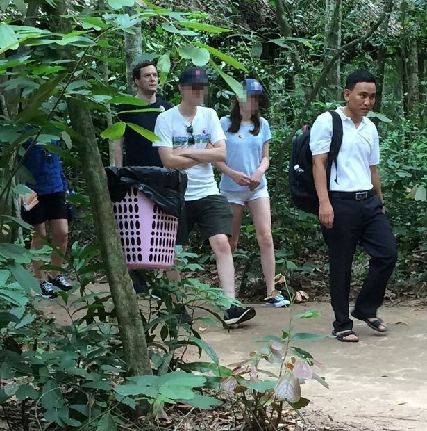 Cuu bo truong Anh den TP HCM choi ban sung hinh anh 1