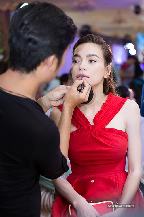 Trong suốt một thời gian dài, bàn tay điêu luyện của Nguyễn Háo Mộng Hùng đã giúp Hồ Ngọc Hà luôn toả sáng tại mọi sự kiện và chương trình văn hoá giải trí.