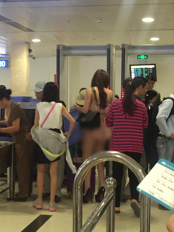 “Nhức tai nhức mắt” với đủ trò các cô gái diễn ở sân bay - Ảnh 2.