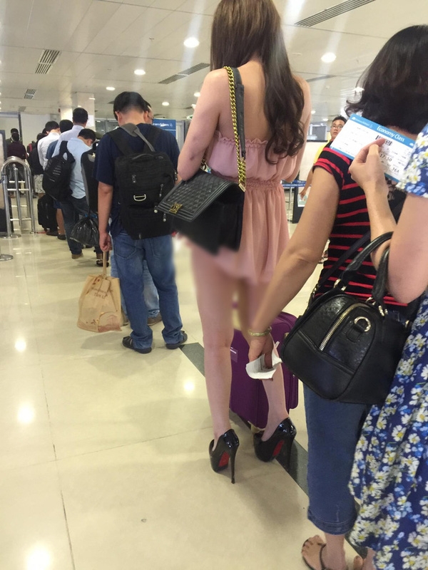 “Nhức tai nhức mắt” với đủ trò các cô gái diễn ở sân bay - Ảnh 4.