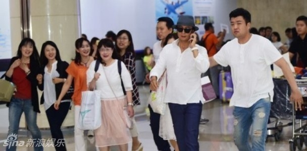 Vo chong Bae Yong Joon nguoi truoc ke sau o san bay hinh anh 6