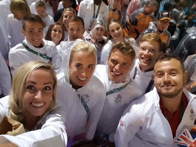 Le be mac Olympic Rio 2016: VDV reo ho, nhay mua o Maracana hinh anh 8