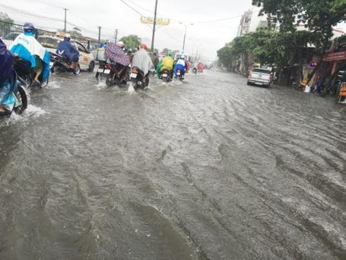 Đường Hà Nội thành sông, ùn tắc kinh hoàng dưới mưa - ảnh 4