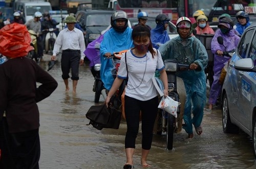 Đường Hà Nội thành sông, ùn tắc kinh hoàng dưới mưa - ảnh 5