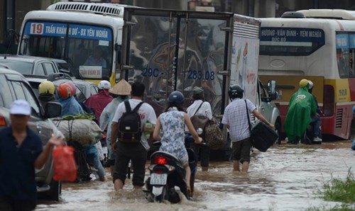 Đường Hà Nội thành sông, ùn tắc kinh hoàng dưới mưa - ảnh 6