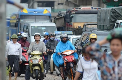 Đường Hà Nội thành sông, ùn tắc kinh hoàng dưới mưa - ảnh 7