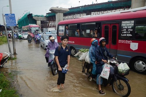 Đường Hà Nội thành sông, ùn tắc kinh hoàng dưới mưa - ảnh 9