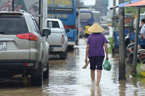 Đường Hà Nội thành sông, ùn tắc kinh hoàng dưới mưa - ảnh 13