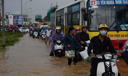 Đường Hà Nội thành sông, ùn tắc kinh hoàng dưới mưa - ảnh 16
