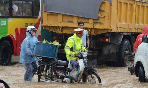 Đường Hà Nội thành sông, ùn tắc kinh hoàng dưới mưa - ảnh 18