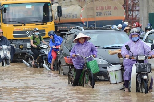 Đường Hà Nội thành sông, ùn tắc kinh hoàng dưới mưa - ảnh 19
