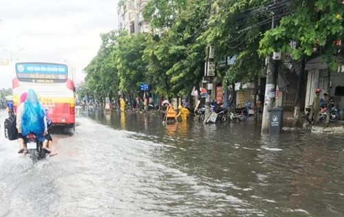 Đường Hà Nội thành sông, ùn tắc kinh hoàng dưới mưa - ảnh 20
