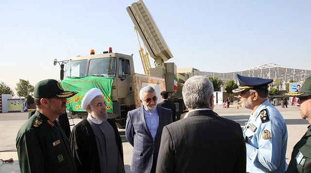Tổng thống Iran Hassan Rouhani (thứ hai từ trái sang) và các quan chức đứng gần hệ thống Bavar-373 khi tham quan triển lãm (Ảnh: Reuters)