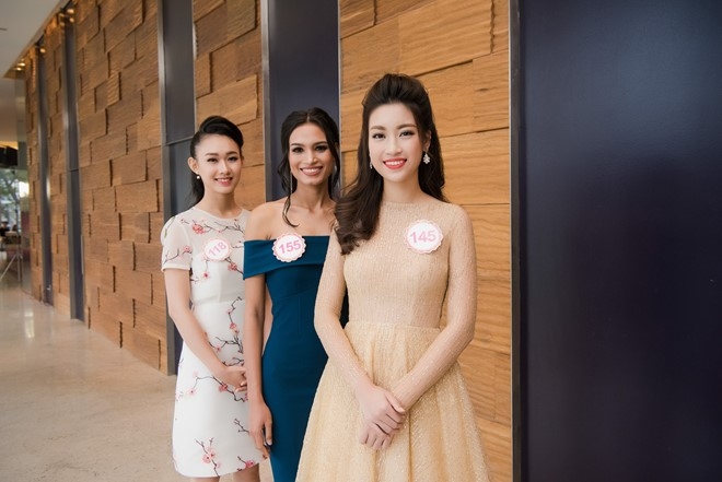 Nguoi dep HHVN khoe sac o hop bao truoc chung ket hinh anh 2