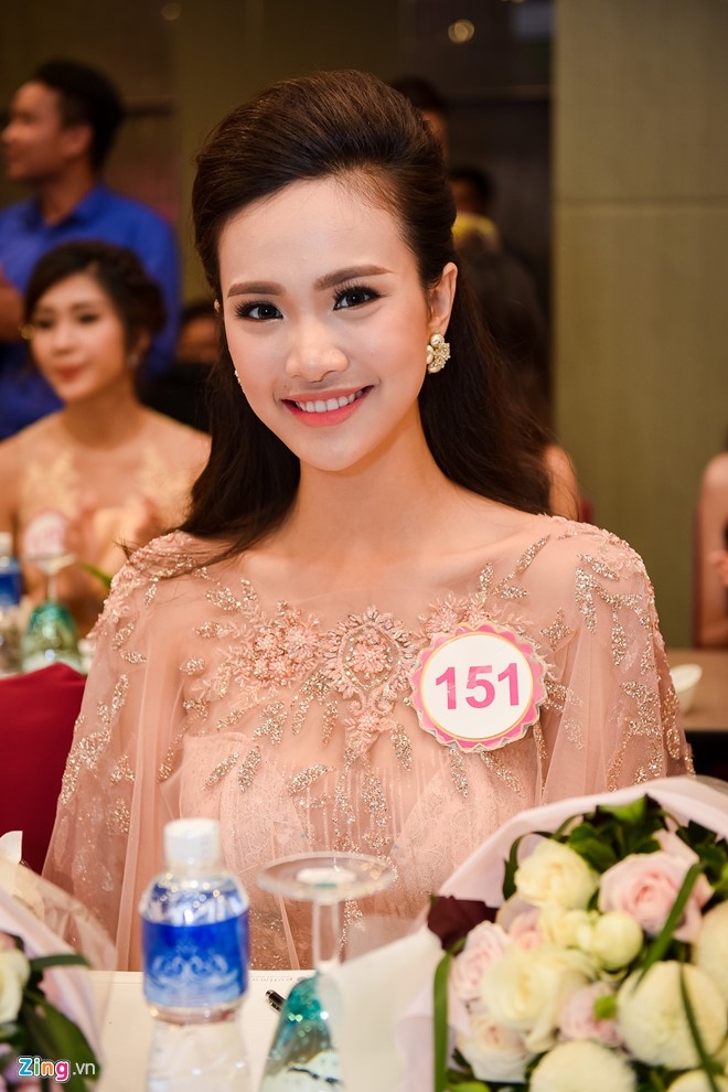 Nguoi dep HHVN khoe sac o hop bao truoc chung ket hinh anh 4