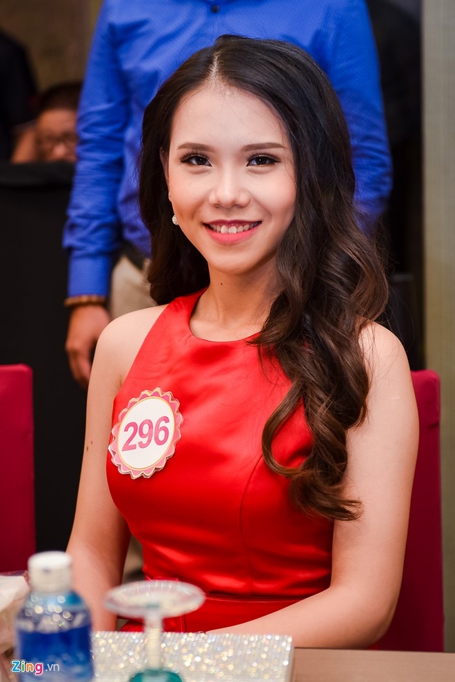 Nguoi dep HHVN khoe sac o hop bao truoc chung ket hinh anh 7