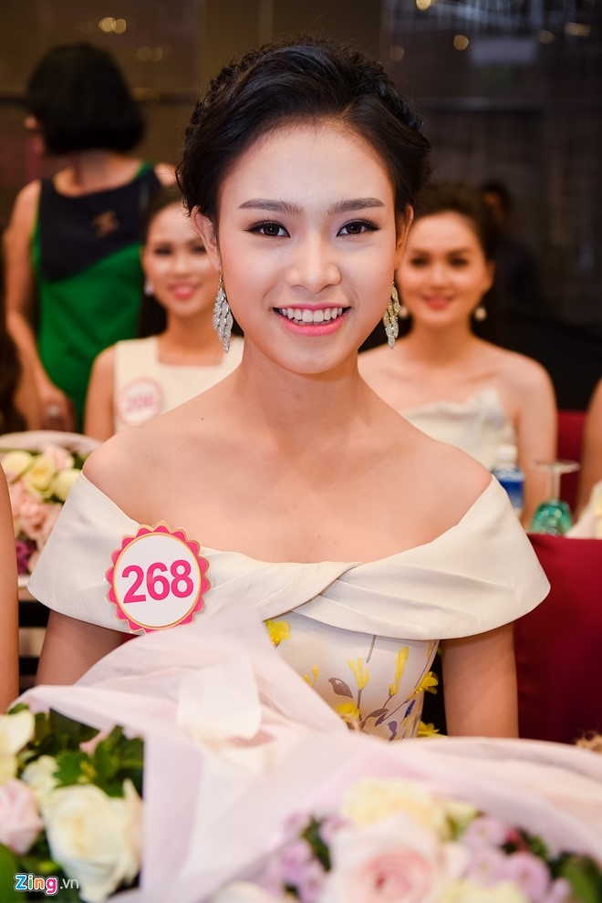Nguoi dep HHVN khoe sac o hop bao truoc chung ket hinh anh 8