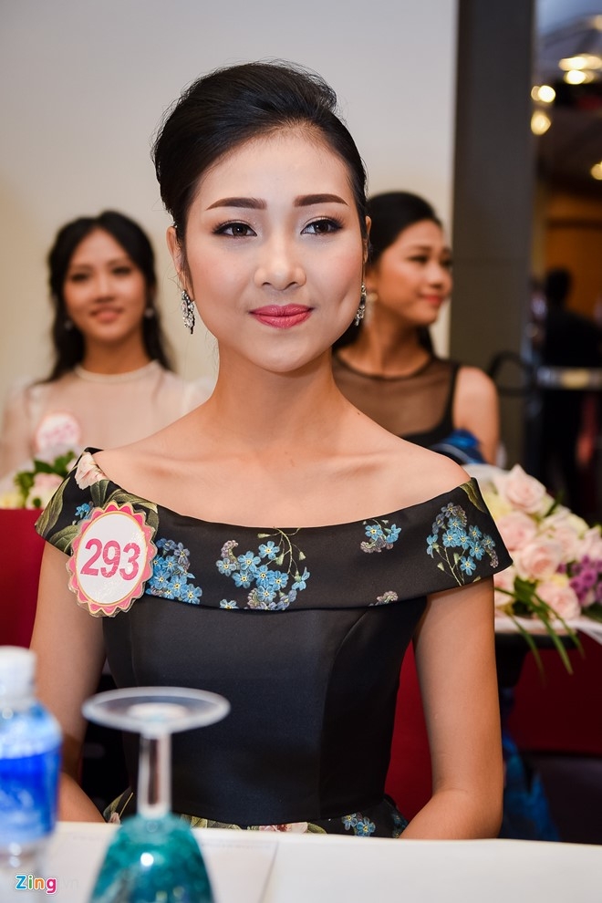 Nguoi dep HHVN khoe sac o hop bao truoc chung ket hinh anh 9