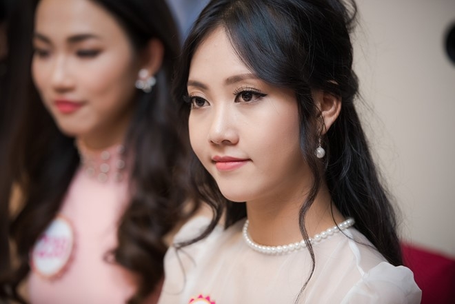 Nguoi dep HHVN khoe sac o hop bao truoc chung ket hinh anh 10