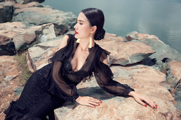phan-thi-mo-khoe-vong-mot-sexy-voi-vay-tre-co-sau-3