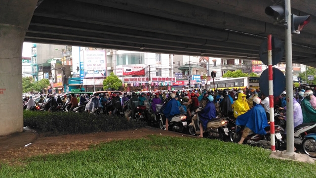 tac duong, nguoi ha noi chon chan duoi mua cho den cong so hinh anh 1