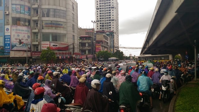 tac duong, nguoi ha noi chon chan duoi mua cho den cong so hinh anh 2