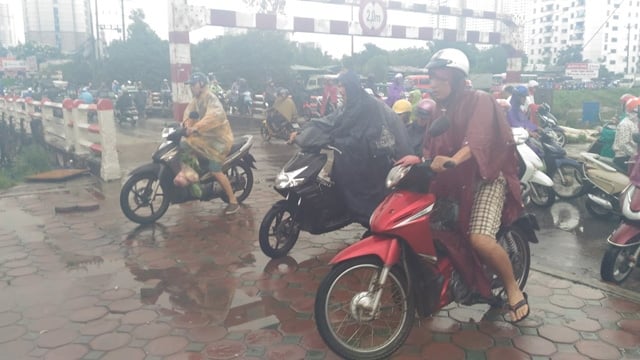 tac duong, nguoi ha noi chon chan duoi mua cho den cong so hinh anh 4