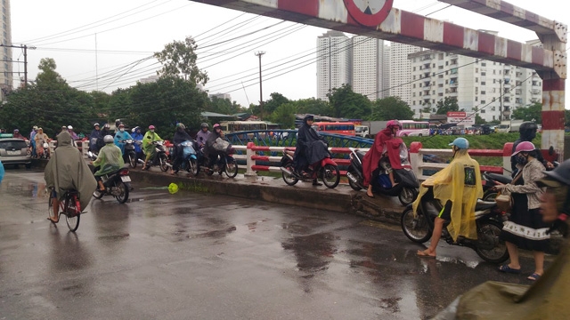 tac duong, nguoi ha noi chon chan duoi mua cho den cong so hinh anh 5