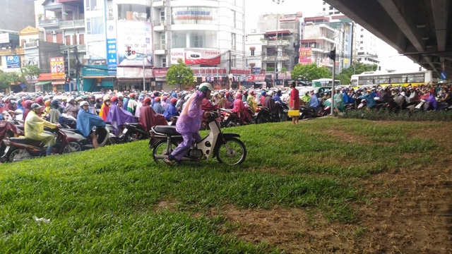 tac duong, nguoi ha noi chon chan duoi mua cho den cong so hinh anh 6